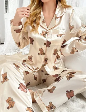 Conjunto de pijama de mujer con estampado de oso, compuesto por top con cuello vuelto y pantalones de seda sintética, detalles cálidos y elegantes p - Shein - FashionsVida