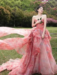A new light luxury and niche toasting style strapless dress