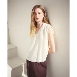 Camiseta de mujer con manga corta y escote en pico con pliegue