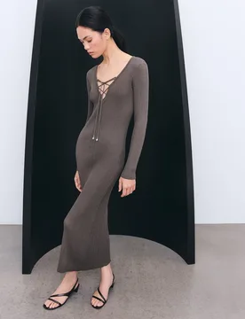 Vestido con detalle de crucetas - Tintoretto - FashionsVida
