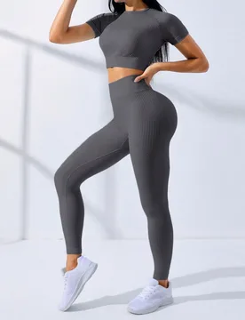 Conjunto deportivo de top de manga corta y pantalones de unicolor sin costuras y elástico para mujer. Ropa deportiva, ropa atlética, ropa de ejercic - Shein - FashionsVida