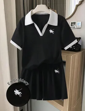 Conjunto de polo en bloque de color negro & blanco para adolescentes, vibra juvenil, estampado exquisito del logotipo de pony, diseño de cuello en V - Shein - FashionsVida