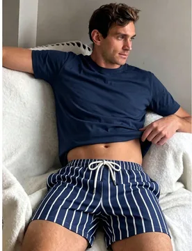 Conjunto de ropa de estar en casa de verano para hombre con camiseta de cuello redondo y pantalones cortos a rayas - Shein - FashionsVida