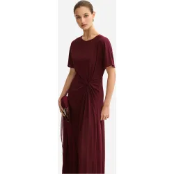 Vestido de mujer en tejido ceñido a la cintura