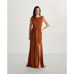 Vestido largo satinado con abertura