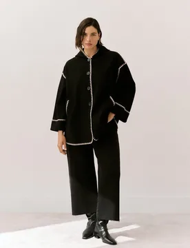 Chaquetón de mujer con capucha y pespuntes - Couchel - FashionsVida
