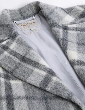 Abrigo de mujer largo con estampado a cuadros con cuello solapa y cierre cruzado abotonado - Barbour - FashionsVida