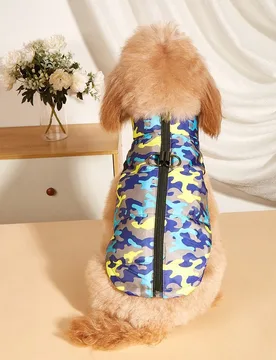 Pieza Ropa para mascotas de otoño/invierno, chaleco de moda, con cremallera de color de contraste camuflaje, con orificio para correa, adecuado para - Shein - FashionsVida