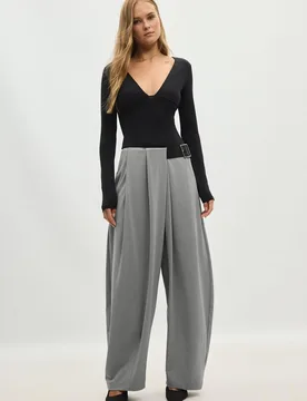 Stoffhose mit Bundfalten und Gürtel Grau 36 - Stradivarius - FashionsVida