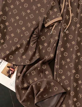 Conjunto casual de 2 piezas con blusa de cuello redondo con estampado total y mangas cortas, y pantalones anchos con cintura con cordón S - Shein - FashionsVida