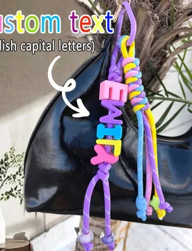 Pieza de colgante de bolso tejido a mano de colores, personalizable con cuentas de letras de colores, perfecto para regalos de Navidad/cumpleaños, bo - Shein - FashionsVida