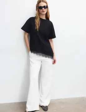 Kurzarm-T-Shirt mit Spitzensaum Schwarz XS - Stradivarius - FashionsVida