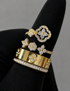 Piezas Anillo de Aro de Trébol Elegante de Lujo Chapado en Oro de 18K de Acero Inoxidable, Combinado con Conjunto de Anillo Redondo de Trébol Estrel - Shein - FashionsVida