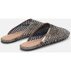 Mules planos de mujer de rejilla con tachas de pedrería y acabado en pico