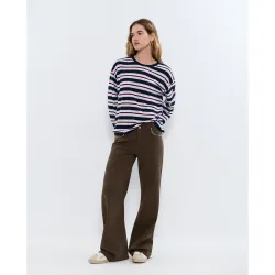 Pantalón recto de mujer con tachas