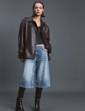 Trenchcoat mit Schößchen in Kunstleder Purpurrot XS - Stradivarius - FashionsVida