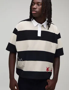 Herren Übergroßes Kastenförmiges Verkürztes Kurzarm-Applikations-Streifen-Rugby-Polohemd Black Größe Large - boohooMAN - FashionsVida