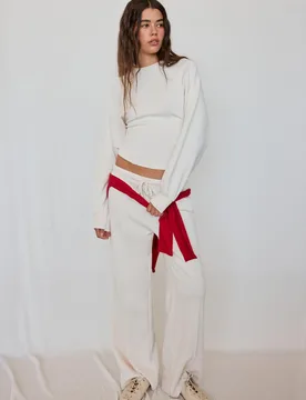 Weiches Sweatshirt mit taillierter Passform Vanille XS - Stradivarius - FashionsVida