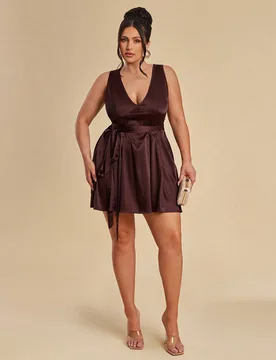 Vestido corto con cuello en V y cordones de color rojo madera para mujer de talla grande 2XL - Shein - FashionsVida