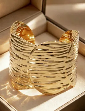Pieza Brazalete de concha grande dorado, ajustable, joyería de oro que no se desvanece, chapado en oro de 18k, adecuado para vacaciones, moda elegant - Shein - FashionsVida