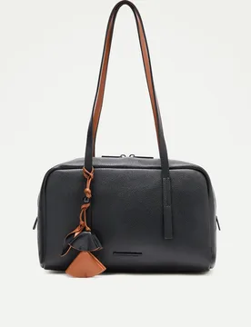 Jo & Mr. Joe - Bolso bowling con charm de flor - Jo & Mr. Joe - FashionsVida
