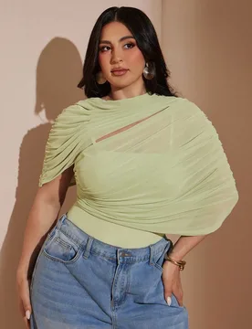 Mono de talla grande para mujer de estilo francés en color blanco marfil con cuello asimétrico drapeado, plisado y de malla. Es perfecto para la pri - Shein - FashionsVida