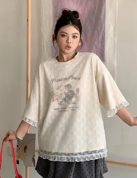Camiseta casual de cuello redondo con patchwork de encaje 2 en 1 y estampado, talla grande para niñas, camiseta gráfica de primavera/verano 0XL - Shein - FashionsVida