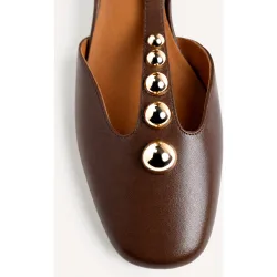 Zapatos de salón de mujer con detalle de tachas