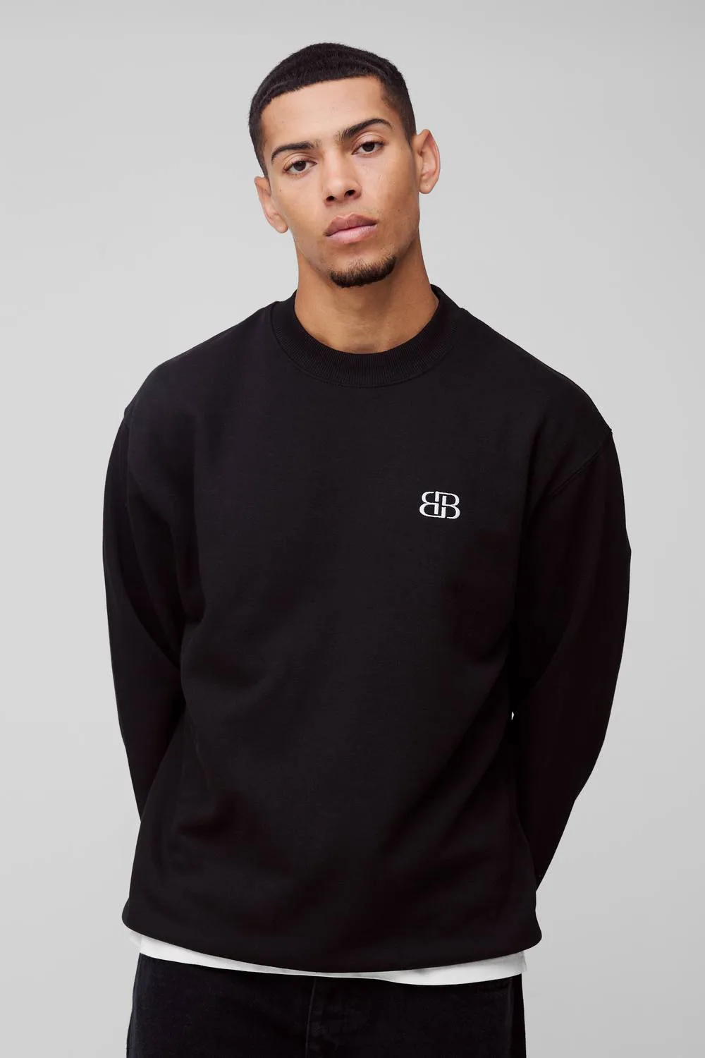 Herren Oversized B Bestickte Sweatshirt Black Größe Medium - boohooMAN - FashionsVida