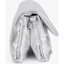 Bandolera de mujer compacta con acabado metalizado y tachas rectangulares