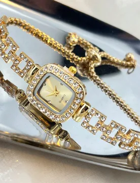 Reloj de mujer con caja cuadrada dorada y cristales de strass, esfera con diamantes incrustados, reloj de pulsera de cuarzo estilo hip hop con correa - Shein - FashionsVida