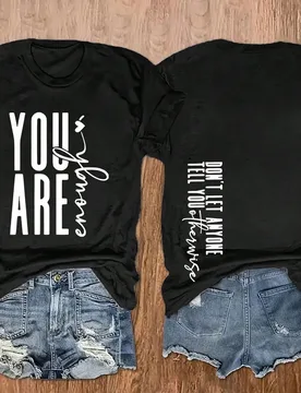 Camiseta gráfica "Eres suficiente", blusa casual de mujer de cuello redondo y manga corta con diseño impreso por ambos lados, adecuada para uso diar - Shein - FashionsVida