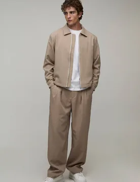 Herren Bundfalten-Hose Mit Entspannter Passform Im Koordinaten-Set Taupe Größe 32 - boohooMAN - FashionsVida
