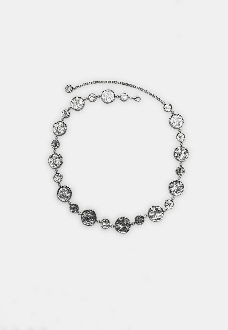 Metallgürtel mit runden Plättchen Grau S - Stradivarius - FashionsVida