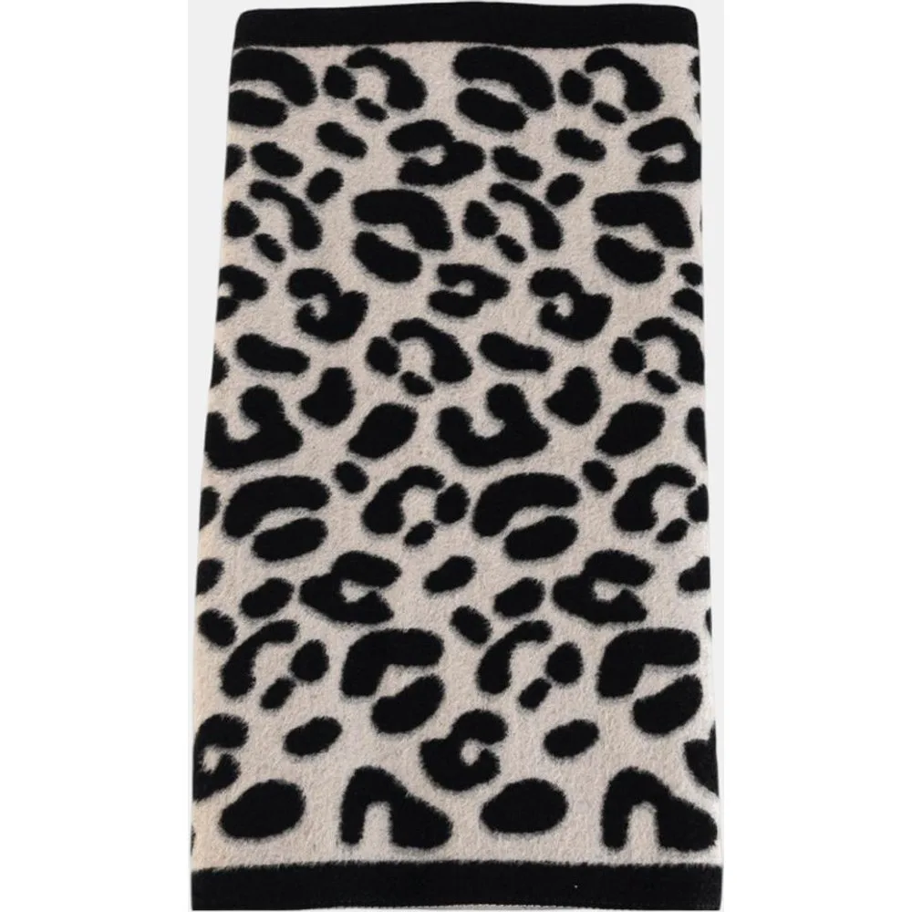 Fular rectangular de jacquard con estampado animal print - Kbas - FashionsVida