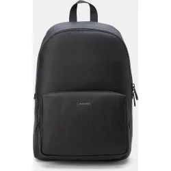 Mochila lisa con textura de hombre. asa regulabe y logo delantero