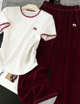 Conjunto de camiseta con volantes bordados de cereza y pantalones rectos con bolsillos para adolescentes, camiseta blanca y pantalones burdeos, casual - Shein - FashionsVida