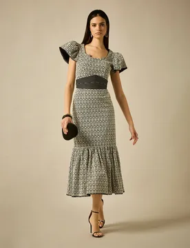 Vestido midi sirena con hombros con volantes y cinturón con pespuntes - Sonia Peña - FashionsVida