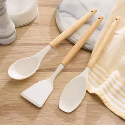 Küchenutensilien mit Buchenholzgriff