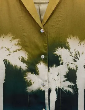 Camisa de mujer de manga corta con estampado de palmeras - Parfois - FashionsVida