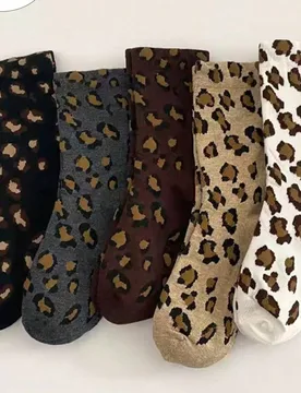 Pares de calcetines de media caña para mujer, combinando diferentes colores base con patrones de estampado de leopardo, preservando el encanto salvaj - Shein - FashionsVida