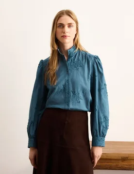 Blusa de mujer con manga larga y flor en relieve - Lloyd's - FashionsVida