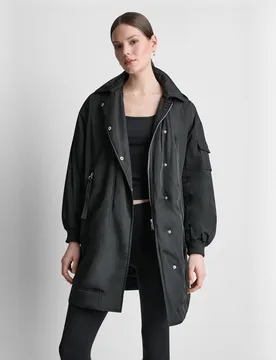 Abrigo de mujer tipo cortavientos tres cuartos con cierre de cremallera y botones y capucha - DKNY Jeans - FashionsVida