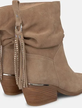 Botines básicos de mujer en ante con flecos traseros - Alma en Pena - FashionsVida