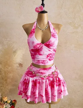 Conjunto de 2 piezas de camiseta de tirantes con cuello halter con pliegues y estampado floral, y minifalda para vacaciones S - Shein - FashionsVida