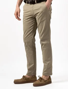 Chino de hombre slim con bolsillos y parche bordado - Makarthy - FashionsVida