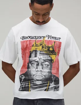 Herren Übergroßes Kastenförmiges Biggie Crown Lizenz-Print Oberteil White Größe Small - boohooMAN - FashionsVida