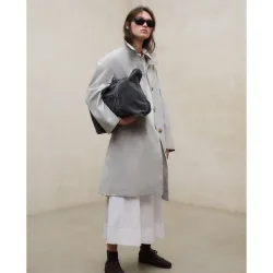 Gabardina de mujer con fit relajado y hombros caídos