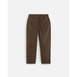 Chino de hombre relaxed fit con trabillas en la cintura