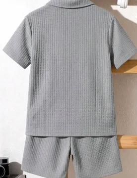 Conjunto de 2 piezas de camiseta polo de manga corta con cuello y shorts, de tela texturizada tipo waffle gris, estilo casual y holgado para niños Yo - Shein - FashionsVida